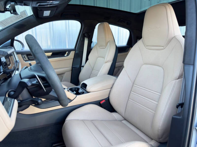 2024 Porsche Cayenne Turbo E-Hybrid Coupe