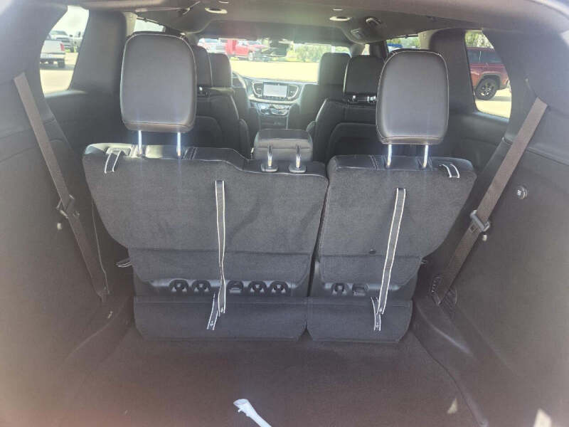 2027 Chrysler Pacifica Select