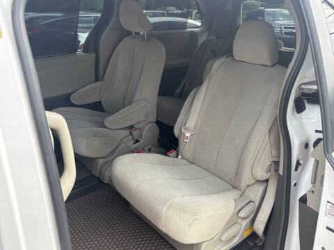 2011 Toyota Sienna LE 8-Passenger
