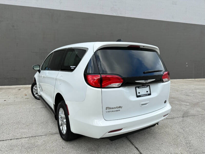 2022 Chrysler Voyager LX