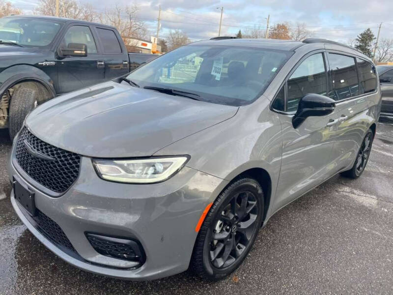 2025 Chrysler Pacifica Limited's photo