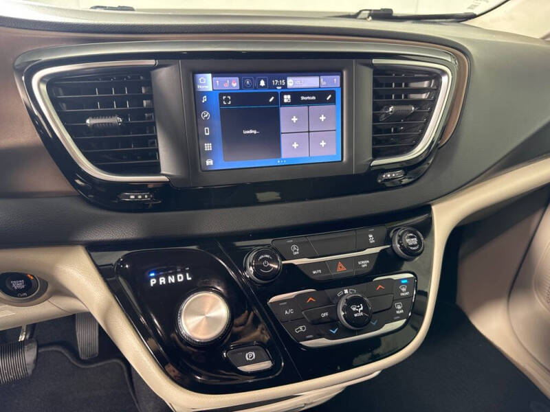 2022 Chrysler Voyager LX