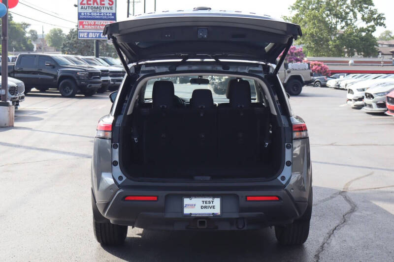 2022 Nissan Pathfinder SV