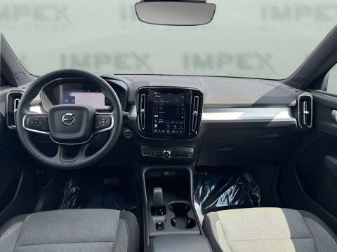 2025 Volvo XC40 B5 Core Bright Theme