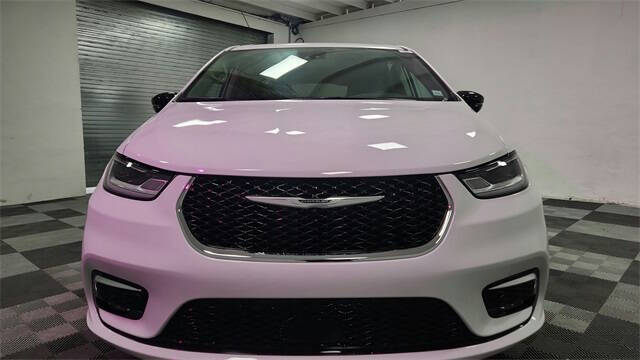 2024 Chrysler Pacifica Plug-In Hybrid Select