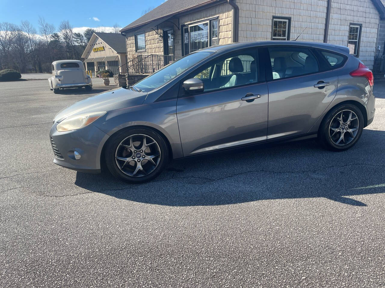 Gray 2014 Ford Focus SE SE 4dr Hatchback 1