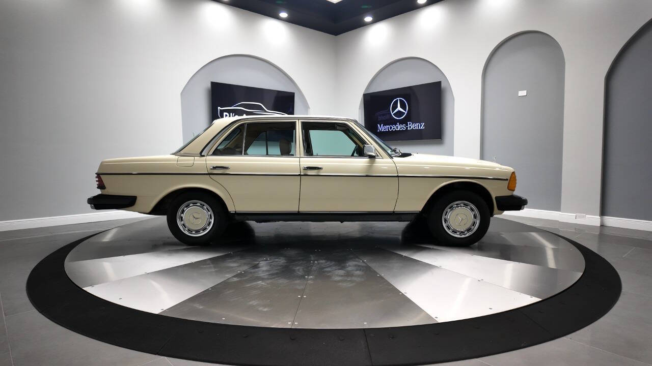 1983 Mercedes-Benz 240-Class 4