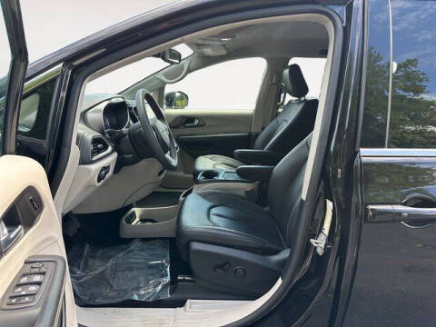 2024 Chrysler Pacifica Plug-In Hybrid Select