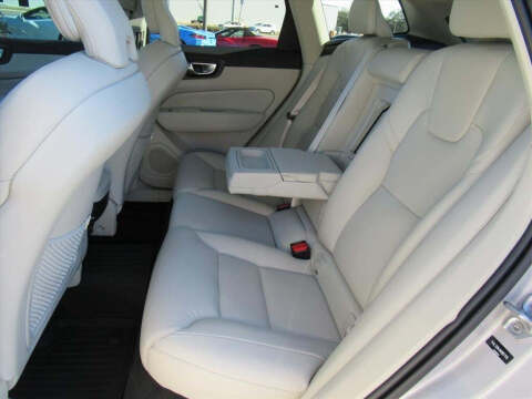 2022 Volvo XC60 B5 Momentum