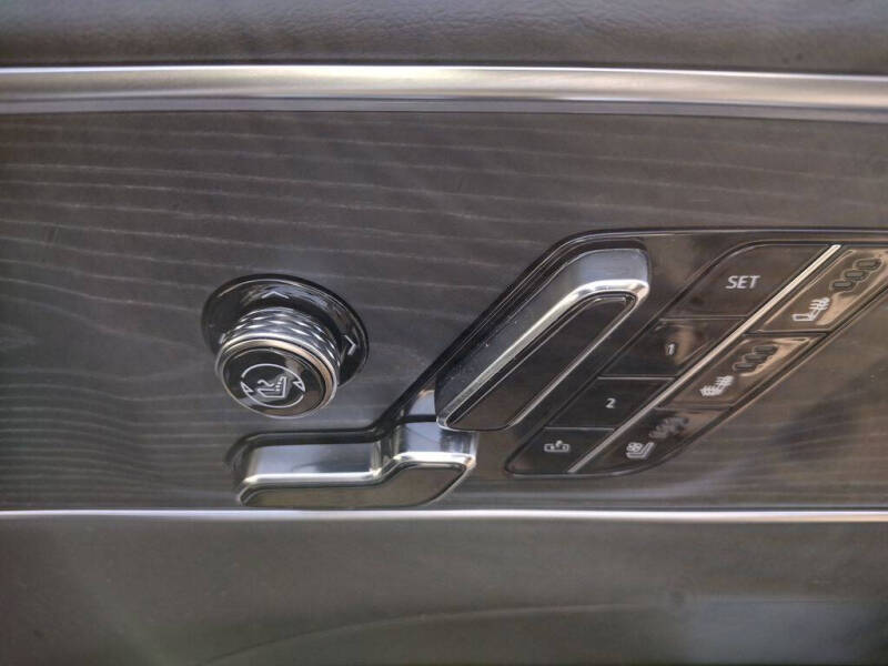 2025 Cadillac LYRIQ Luxury 3