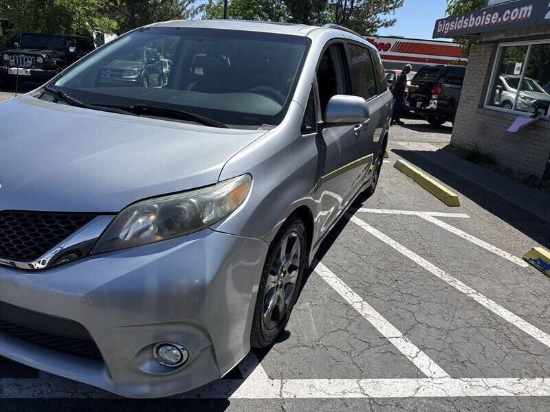 2011 Toyota Sienna SE 8-Passenger