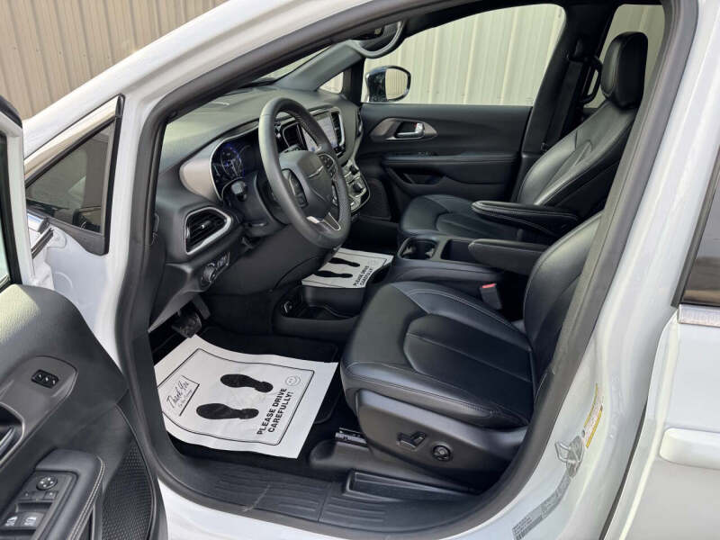 2025 Chrysler Pacifica Select