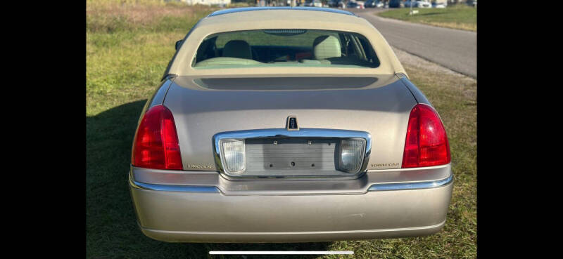 2003 Lincoln Town Car Executive photo 8