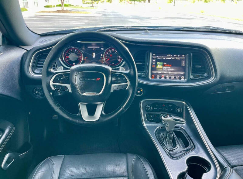 2017 Dodge Challenger SXT Plus