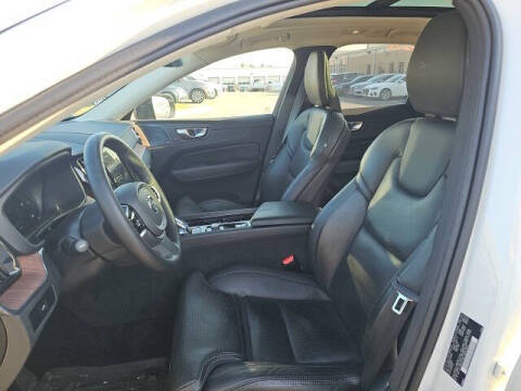 2024 Volvo XC60 B5 Ultimate Dark Theme