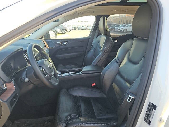 2024 Volvo XC60 B5 Ultimate Dark Theme