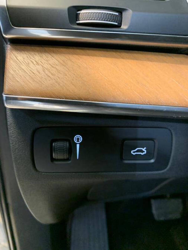 2022 Volvo XC90 T6 Momentum 7-Passenger