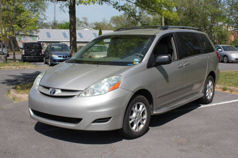 2006 Toyota Sienna for sale at Auto Bahn Motors in Winchester VA
