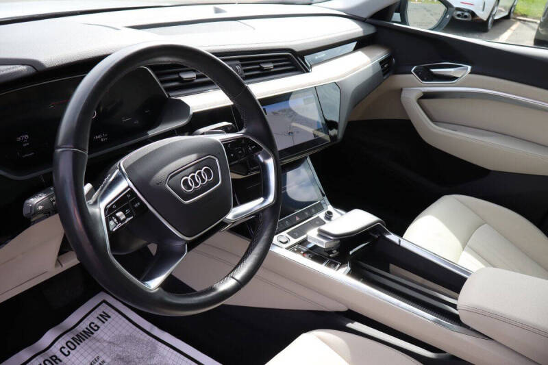 2022 Audi e-tron quattro Premium