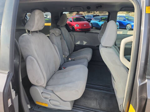 2012 Toyota Sienna LE 8-Passenger