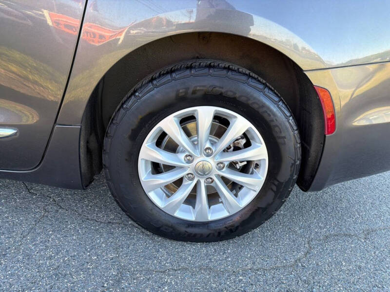 2017 Chrysler Pacifica Touring-L
