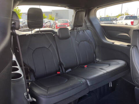 2027 Chrysler Pacifica Select