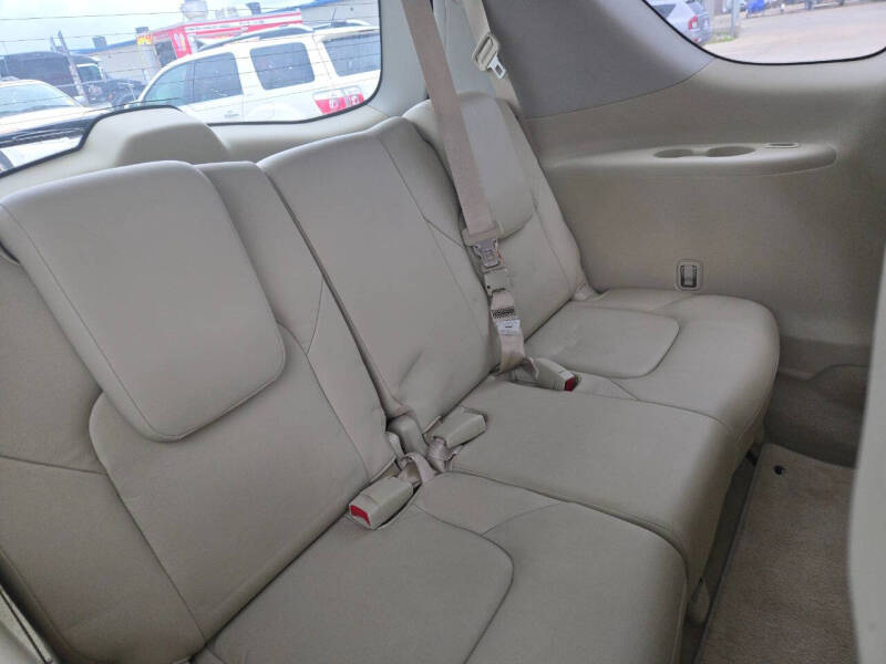 2012 INFINITI QX 56 photo 23