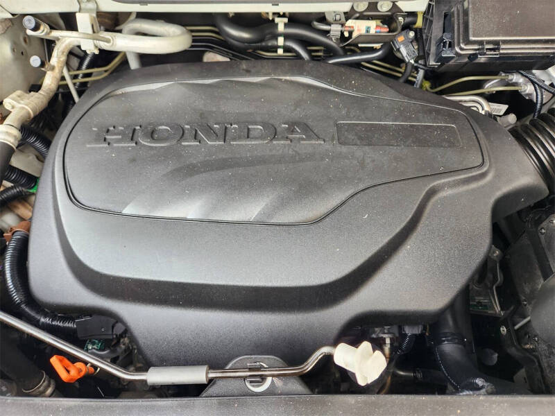 2021 Honda Pilot Touring w/Rear Captain's Chairs