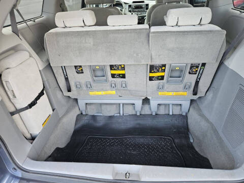 2013 Toyota Sienna LE 8-Passenger