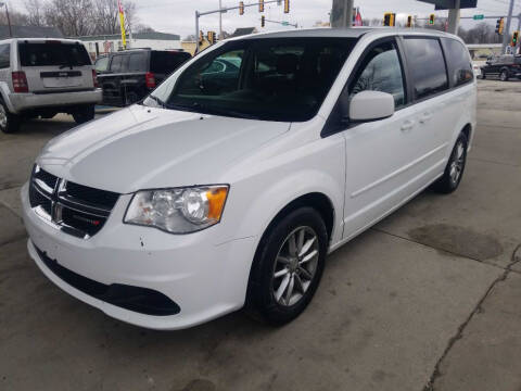 2015 Dodge Grand Caravan for sale at SpringField Select Autos in Springfield IL
