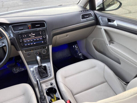 2019 Volkswagen Golf SE