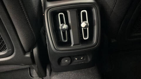 2024 Volvo XC40 B5 Core Dark Theme