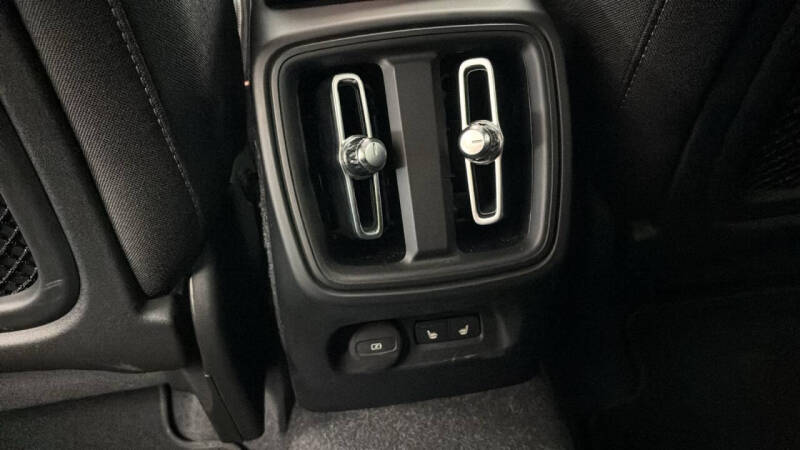 2024 Volvo XC40 B5 Core Dark Theme