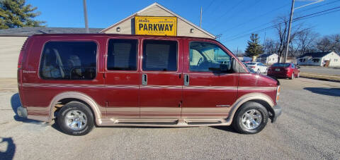 2001 GMC Savana for sale at Parkway Motors in Springfield IL