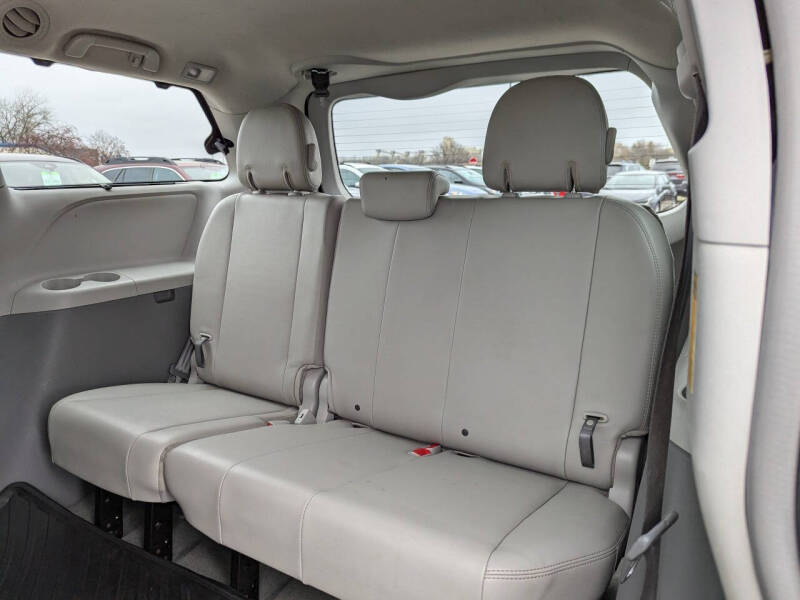 2014 Toyota Sienna XLE 7-Passenger Auto Access Seat