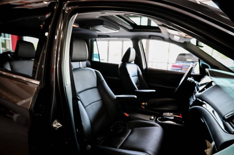 2022 Honda Pilot Touring w/Rear Captain's Chairs