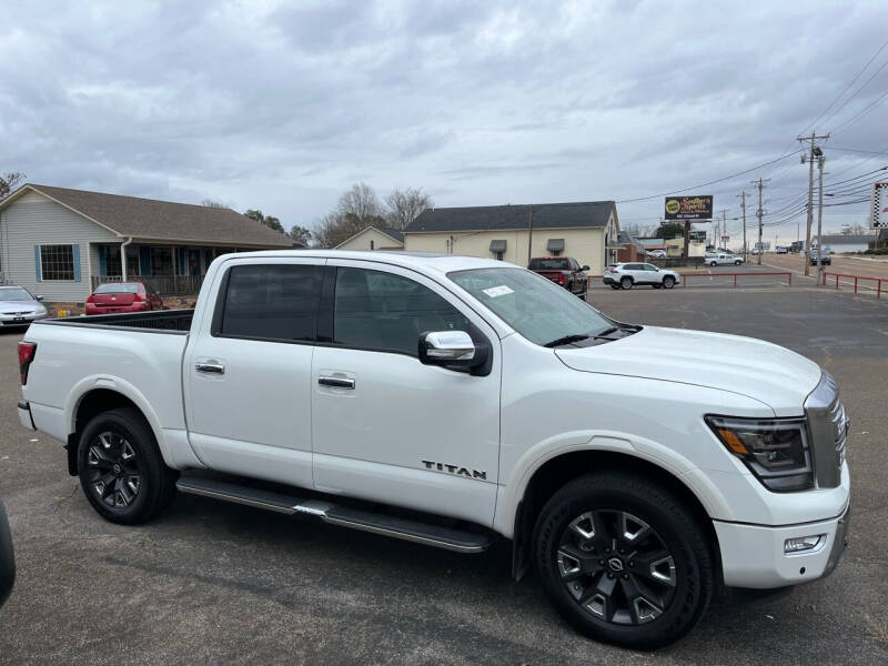 2023 Nissan Titan Platinum Reserve photo 4