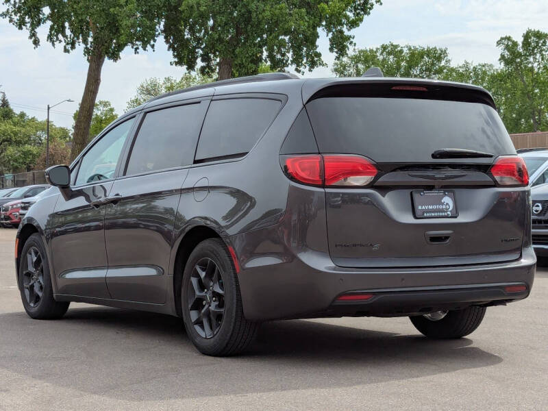 2020 Chrysler Pacifica Limited Red S