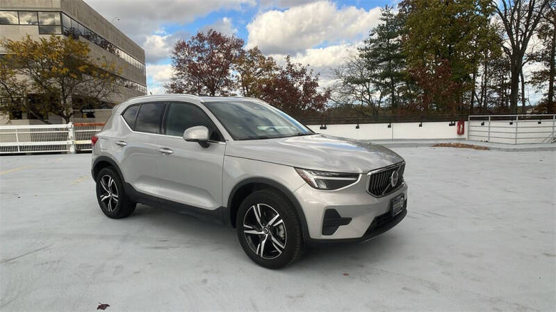 2025 Volvo XC40 B5 Core Bright Theme