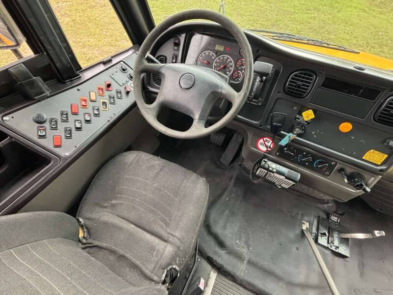 2009 Freightliner Thomas Safeliner