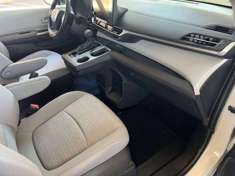 2025 Toyota Sienna LE 8-Passenger