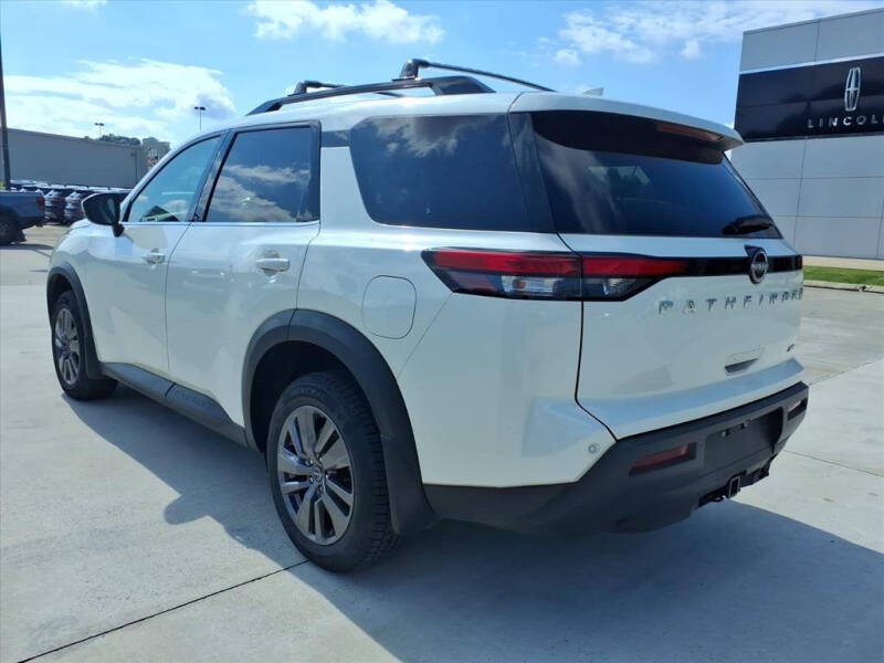 2023 Nissan Pathfinder SV