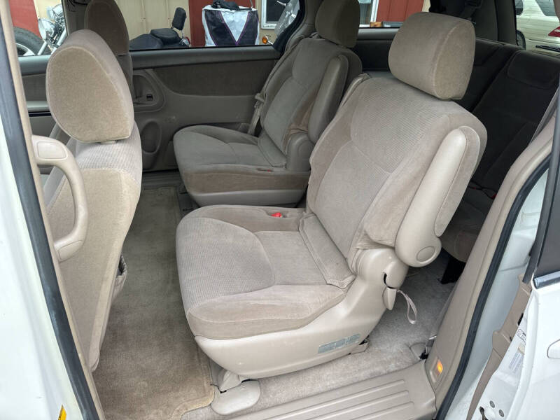 2004 Toyota Sienna LE photo 11