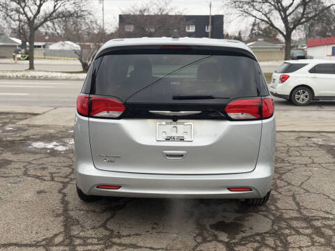 2023 Chrysler Voyager LX