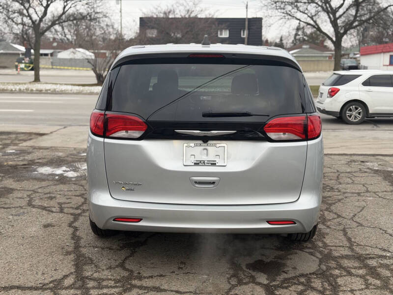2023 Chrysler Voyager LX