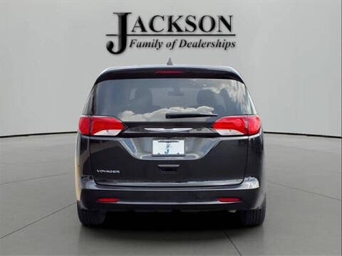 2022 Chrysler Voyager LX