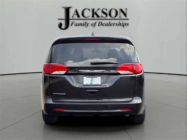 2022 Chrysler Voyager LX