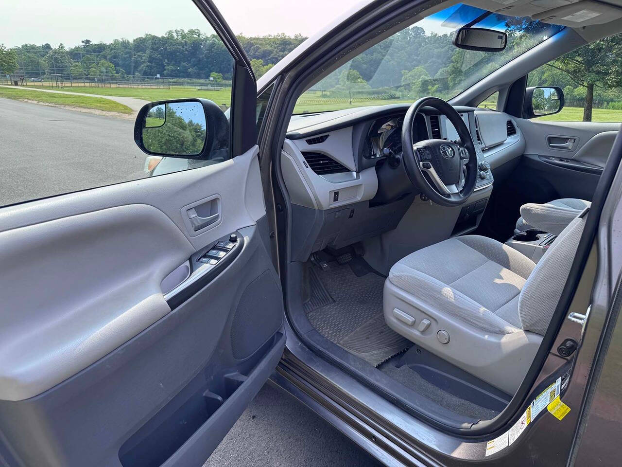 2017 Toyota Sienna 2