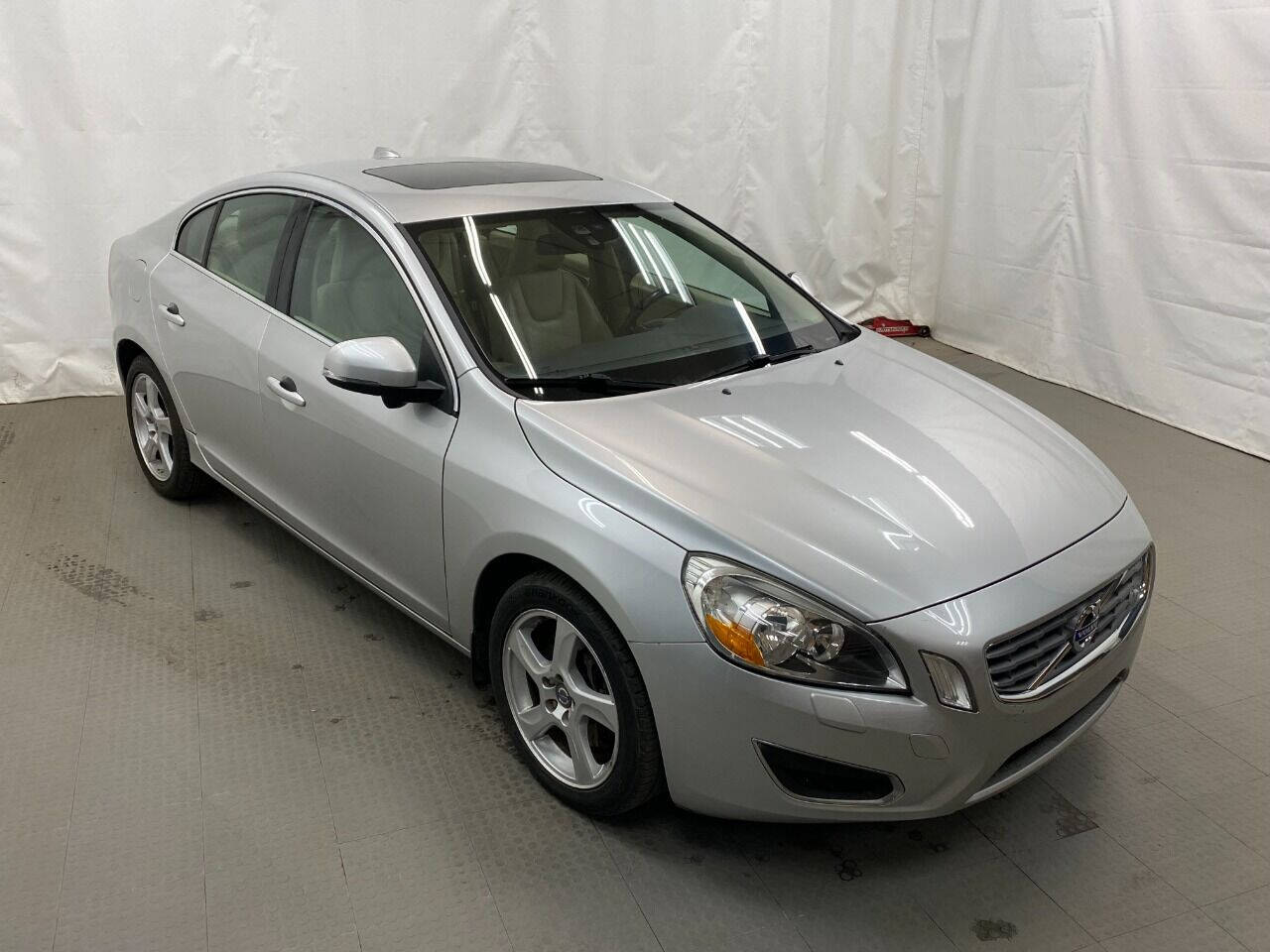 2012 Volvo S60 T5 4dr Sedan - Silver exterior view 2