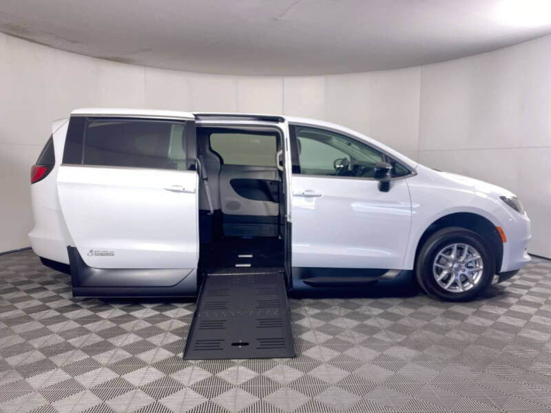 2024 Chrysler Voyager LX